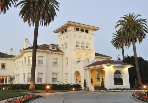 Why are there so many rich people in charleston?